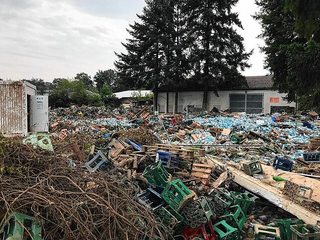 Dieses Grundstück in Sinzig war mit Flaschen und Unrat überschwemmt. In dem Industriegebiet waren bis zum Eintreffen der Kräfte aus ...