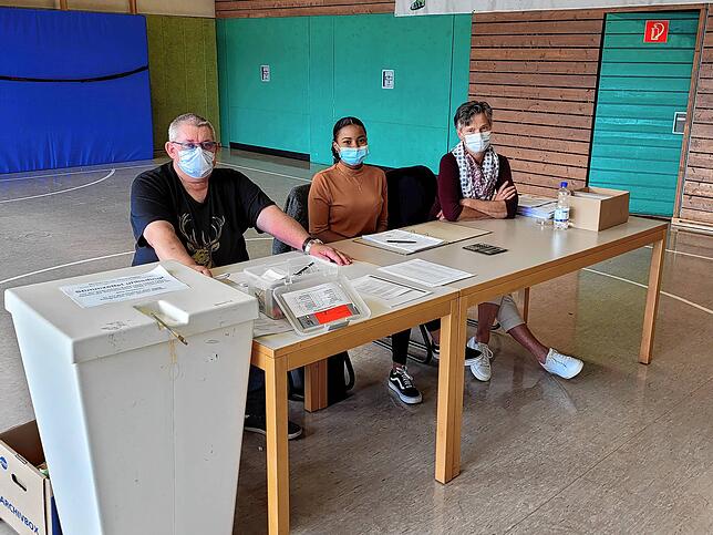 Wahlhelfer Andre Krane, Michelle Morell und Andrea Hausin (von links) im Wahllokal in der Grundschule in Obersäckingen.