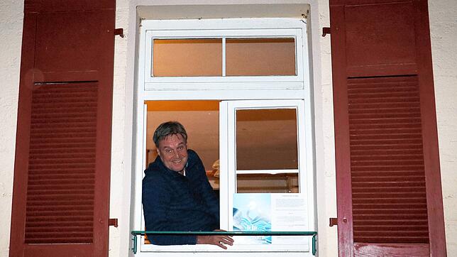 Für den Verkauf des Buchs &bdquo;De Bue und die Fischerin&ldquo; von Jürgen Karrer wird sich am Samstag um 10.30 Uhr ein Fenster am ...