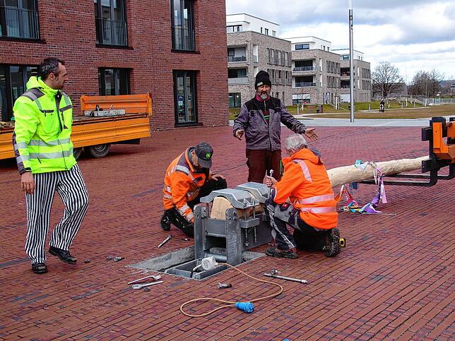 Bild 3: Auch ohne Rathaus-Sturm: Bauhof stellt ersten Narrenbaum in der neuen Neuen Mitte auf