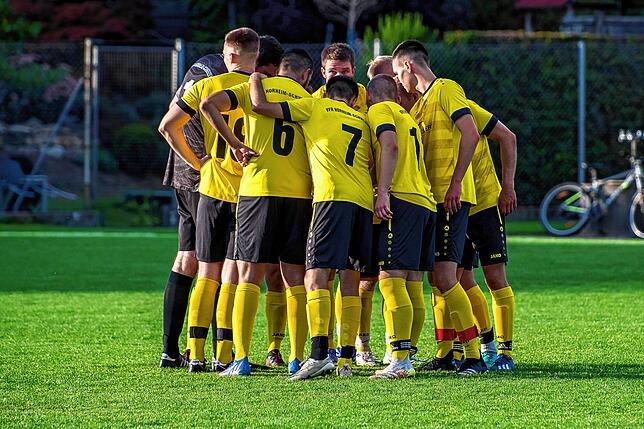 Gemeinsam stark: Nach dem Sieg gegen den FC Grießen gehen die Spieler des VfR Horheim-Schwerzen voller Selbstvertrauen ins ...