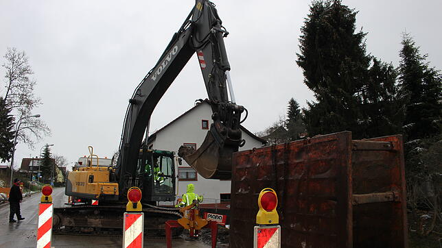 In der Freiburger Straße wird bereits kräftig gearbeitet, der Bagger ist am Werk. Zusätzlich werden jetzt noch Gasleitungen verlegt.