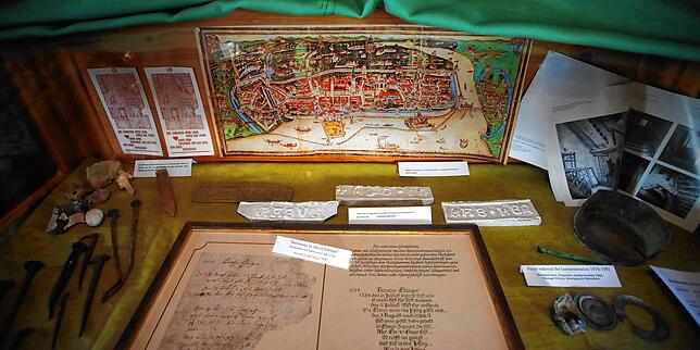 Im Schnetztor hat die Blätzlebuebe-Zunft eine kleine Ausstellung zum mittelalterlichen Konstanz, dem Wehrturm selbst und natürlich zur ...