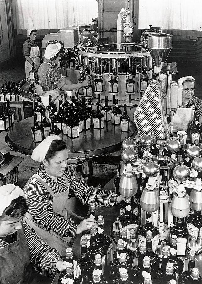 Rund 4300 Mitarbeiter beschäftigte die Maggi noch vor dem zweiten Weltkrieg. Das Bild zeigt Frauen bei der Abfüllung der Maggi-Würze ...
