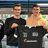 FC 08-Cheftrainer Marcel Yahyaijan (links) und FC 08-Sportvorstand Arash Yahyaijan (rechts) freuen sich über die beiden Neuzugänge Kevin ...
