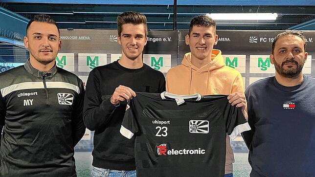 FC 08-Cheftrainer Marcel Yahyaijan (links) und FC 08-Sportvorstand Arash Yahyaijan (rechts) freuen sich über die beiden Neuzugänge Kevin ...