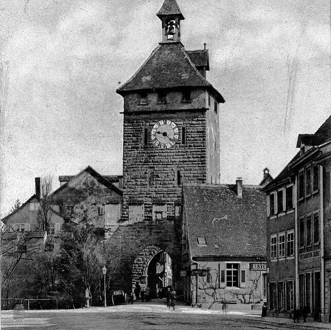 Dezent dem Schnetztor vorn angestellt befand sich das kleine Häuschen, das Ende des 19,. Jahrhunderts dem Neubau des Hauses Lohengrin wich.