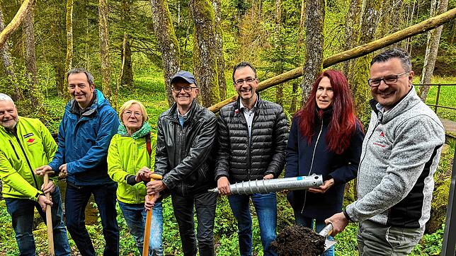 Beim Spatenstich: Patrick Schenk, Markus Huber, Regina Melch, Diemtar Zäpernick, Christian Dröse, Inga Roser (Aufwind Group), Adrian ...