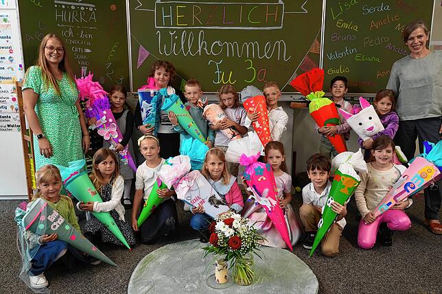 Klasse Fu3A: Die Erstklässler mit ihren Lehrerinnen Stefanie Bruckmann und Christina Götz-Metzler.