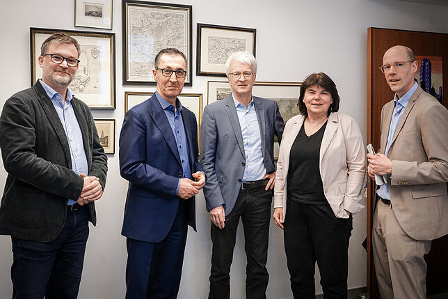 Die Redakteure Jens Schmitz (l.), Axel Habermehl (v.r.), Ulrike Bäuerlein und Theo Westermann im Gespräch mit Cem Özdemir im Stuttgarter ...