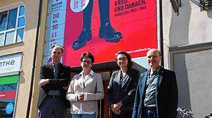 Präsentieren schon einmal die neue Sonderausstellung im Stadtmuseum (von links): Erik Hörenberg (Fachbereichsleiter Kultur), ...