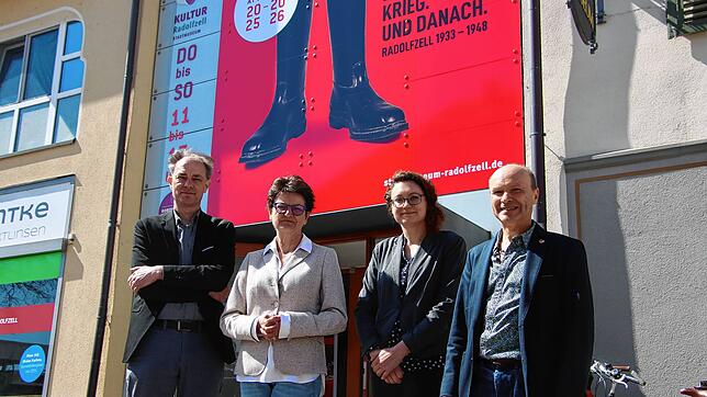 Präsentieren schon einmal die neue Sonderausstellung im Stadtmuseum (von links): Erik Hörenberg (Fachbereichsleiter Kultur), ...