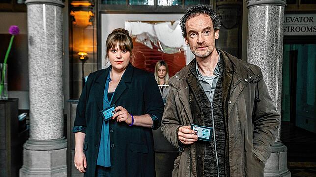 Kommissarin Rosa Herzog (Stefanie Reinsperger) und Kommissar Peter Faber (Jörg Hartmann) zeigen bei ihrer Ankunft die Dienstausweise, ...