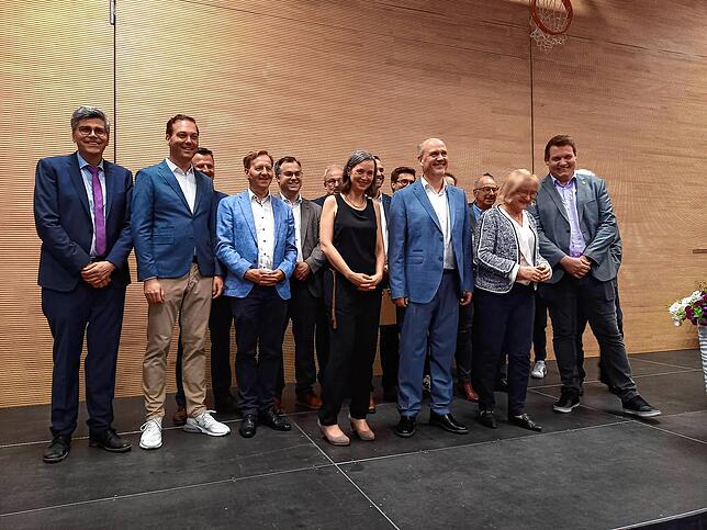 Wahlsieger Stefan Kaiser inmitten einer Vielzahl von Gratulanten – Bürgermeister der Nachbargemeinden, Abgeordnete und Landrat.