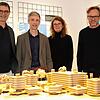 Die Verantwortlichen hinter dem Modell der „Goldenen Schale“, einer Art modernem Pfahlbau, der in Verlängerung der Kunstgrenze bei Klein ...