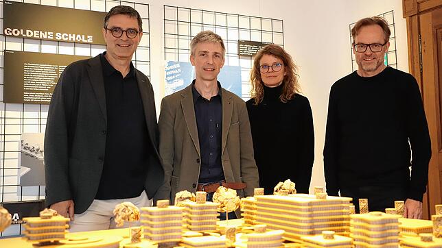 Die Verantwortlichen hinter dem Modell der „Goldenen Schale“, einer Art modernem Pfahlbau, der in Verlängerung der Kunstgrenze bei Klein ...