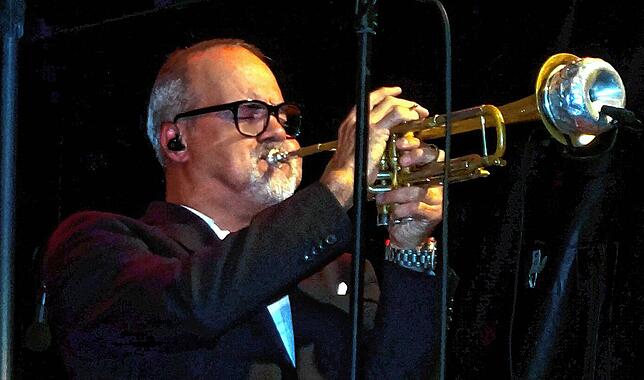 Mit vollem Einsatz: Jeff Cascaro ist nicht nur ein großer Jazz-Sänger, sondern auch ein Meister auf der Trompete.