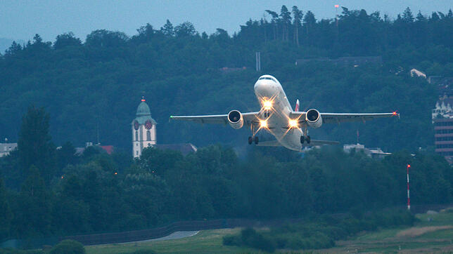 Ein Flugzeug derschweizerischen Fluggesellschaft Swiss auf dem Flughafen Zürich-Kloten.