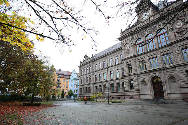 Es gibt Überlegungen, dass Teile des Humboldt-Schulhofs für die Laubenhof-Bauarbeiten auf dem ehemaligen Vincentius-Areal mitzunutzen. ...