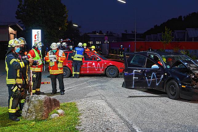Übersicht: drei Fahrzeuge und vier Verletzte gab es bei der Übung von DRK und Feuerwehr am Freitag in der Öflinger Straße. Da galt es ...
