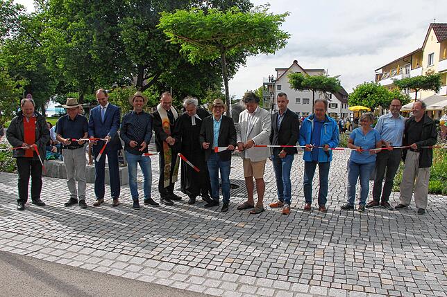 Viele Verantwortliche waren über die Jahre beteiligt, das Ufer in Unteruhldingen neu zu gestalten. So nahmen am Festtag der offiziellen ...