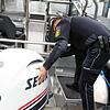Ein Konstanzer Polizist kontrolliert einen Bootsmotor. Die Nummer gibt Hinweise, ob er gestohlen wurde oder nicht. Ein Kompetenzzentrum ...