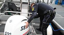 Ein Konstanzer Polizist kontrolliert einen Bootsmotor. Die Nummer gibt Hinweise, ob er gestohlen wurde oder nicht. Ein Kompetenzzentrum ...