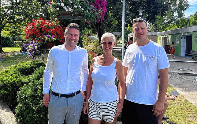 In Hilzingen ist vorerst für den Nachwuchs der Schwimmmeister gesorgt. Mathieu Assire (rechts) wird seine Mutter, Rita Assire (Mitte) ...
