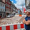 Reza Pekesen blickt auf die zerstörten Häuser in der Gerberstraße. Für seine Cocktailbar „MP Club“ hat er keine Hoffnung mehr.