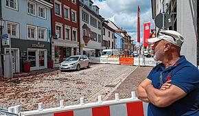 Reza Pekesen blickt auf die zerstörten Häuser in der Gerberstraße. Für seine Cocktailbar „MP Club“ hat er keine Hoffnung mehr.