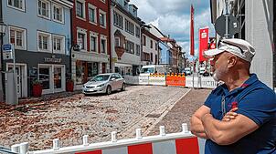 Reza Pekesen blickt auf die zerstörten Häuser in der Gerberstraße. Für seine Cocktailbar „MP Club“ hat er keine Hoffnung mehr.