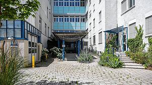 Nur noch die Pflanzen wachsen und gedeihen rund um das ehemalige Radolfzeller Krankenhaus. Seit zwei Jahren herrscht hier Stillstand. ...