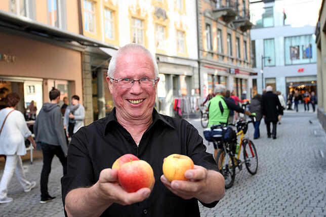 Vitaminzufuhr gefällig? Ekkehard Greis, Vorsitzender des Treffpunkt Konstanz, reicht schon jetzt kackig-frische Äpfel, denn das Motto ...