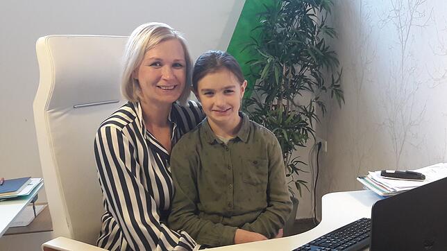Erfolgreiche Unternehmerin und Mutter: Die Versicherungsmaklerin Stephanie Lovisi (42) aus Lauchringen mit ihrer Tochter Mia (9).