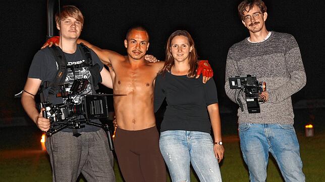 Sportplatz Dogern: Felix Nguyen mit seiner Assistentin Nadine Böhme. Daneben die Mitglieder des Filmteams, Studenten der Filmakademie ...
