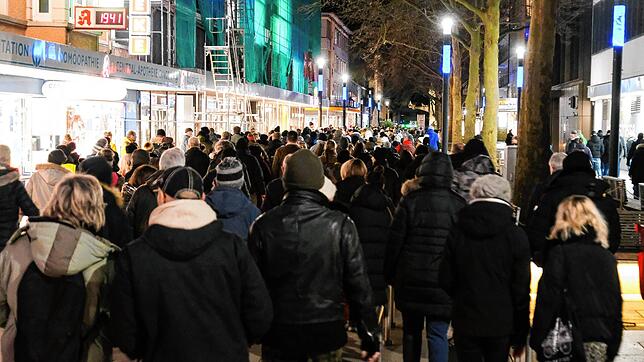 Nach dem Höhepunkt im Februar &ndash; hier Eindrücke vom sogenannten Montagsspaziergang damals in Singen &ndash; lässt das Interesse an ...