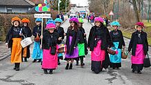 Schön anzuschauen: Die Landfrauen Pfaffenweiler/Herzogenweiler als Schwarzwald-Mädels mit ihren bunten Bollenhüten beim Montagsumzug in ...