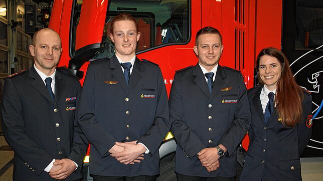 Der Kommandant der Feuerwehr Todtmoos, Benjamin Ernst, gratulierte Jonas Söll, Sven Reichl und Julia Rieple zur Beförderung (von links). ...
