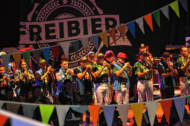Bild 2: Beste Stimmung auf dem DLRG Ball in Wittenhofen