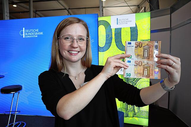 Maike Fenski von der Deutschen Bundesbank, Filiale Villingen-Schwenningen, gibt Tipps, wie Messebesucher echte von gefälschten Scheinen ...