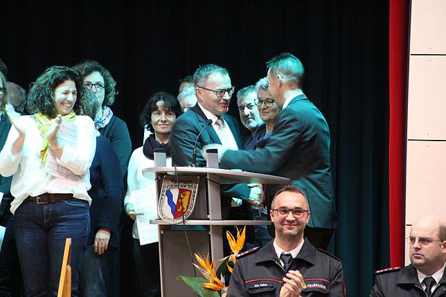 Zahlreiche Gratulationen nahm Bürgermeister Karlheinz Gantert (4. von re.) nach der Ergebnis-Verkündigung in der Gemeindehalle entgegen. ...