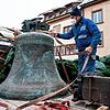 Hier wird die kleinere, nur vier Tonnen schwere Jakobus-Glocke für den Transport vorbereitet.