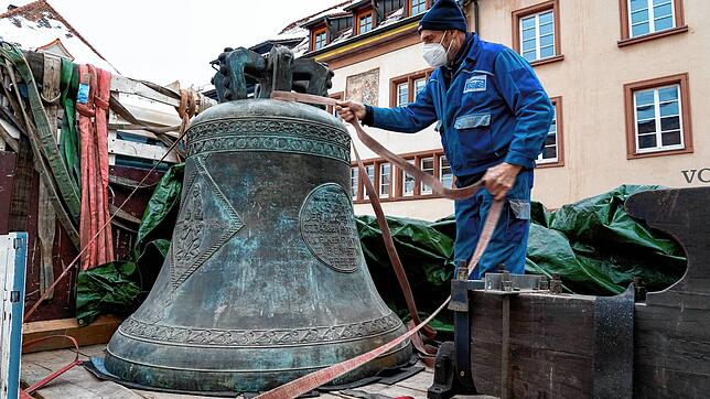 Hier wird die kleinere, nur vier Tonnen schwere Jakobus-Glocke für den Transport vorbereitet.