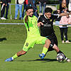 Im Hinspiel konnte sich der TSV Singen (links Gani Hamdushi) mit 3:0 gegen den FC Öhningen-Gaienhofen (Alessandro Fiore Tapia) durchsetzen.
