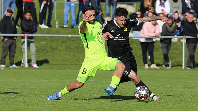 Im Hinspiel konnte sich der TSV Singen (links Gani Hamdushi) mit 3:0 gegen den FC Öhningen-Gaienhofen (Alessandro Fiore Tapia) durchsetzen.
