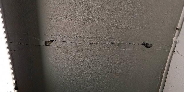 In der Decke zeigen sich Risse und Löcher. Der Putz könnte an dieser Stelle herunterbrechen.
