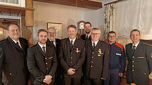Geehrte und Beförderte stellten sich zum Gruppenbild auf (von links): Kommandant Marcus Siber, der zum Oberbrandmeister beförderte Mark ...