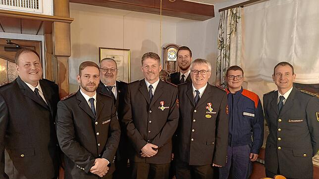 Geehrte und Beförderte stellten sich zum Gruppenbild auf (von links): Kommandant Marcus Siber, der zum Oberbrandmeister beförderte Mark ...