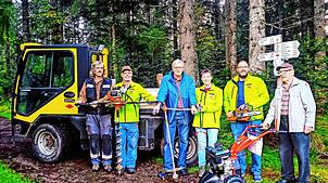 Das Team rund um den Wegewart Manfred Rombach beim Einsatz in der Natur. Bild: Verein