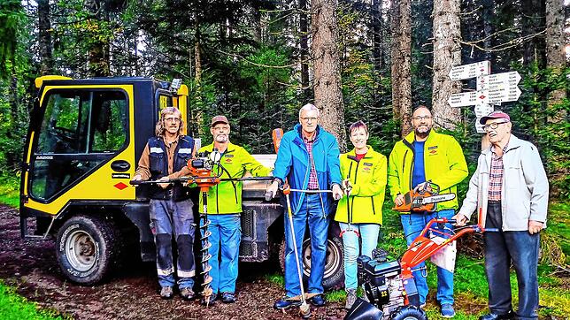 Das Team rund um den Wegewart Manfred Rombach beim Einsatz in der Natur. Bild: Verein